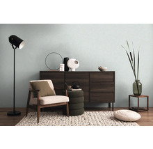 Wohnzimmer mit Kommode, Sessel, Stehlampe und dekorativen Elementen für eine gemütliche Atmosphäre