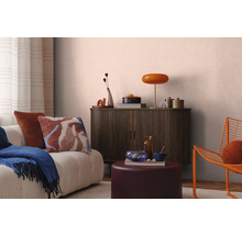 Wohnzimmer mit Sofa, Kommode, Lampe und Dekoration