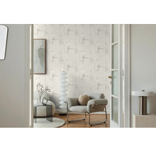 Wohnzimmer mit gemusterter Tapete, Sessel und Dekoration