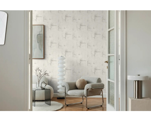 Wohnzimmer mit gemusterter Tapete, Sessel und Dekoration