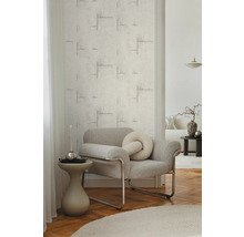 Wohnzimmer mit strukturierten Tapeten und grauem Sessel