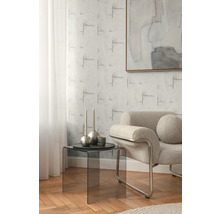 Wohnzimmer mit Sessel, Beistelltisch und gemusterter Tapete