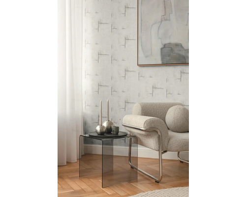 Wohnzimmer mit Sessel, Beistelltisch und gemusterter Tapete