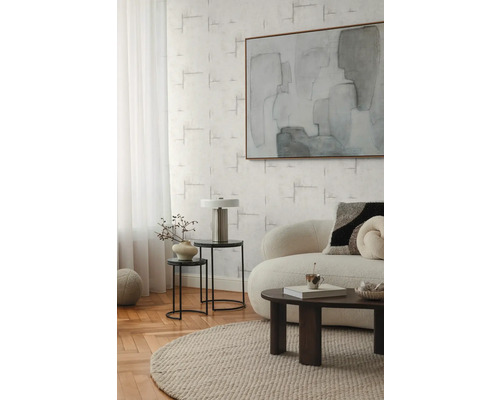 Wohnzimmer mit Sofa, Couchtisch, Beistelltischen, Lampe und abstraktem Gemälde