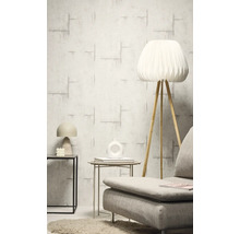 Inneneinrichtung mit gemusterter Tapete, Stehlampe und Beistelltischen