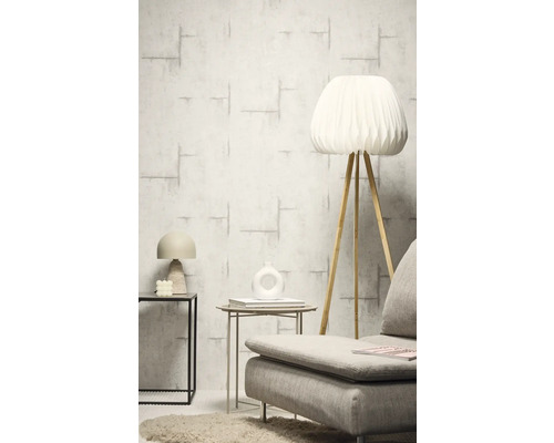 Inneneinrichtung mit gemusterter Tapete, Stehlampe und Beistelltischen