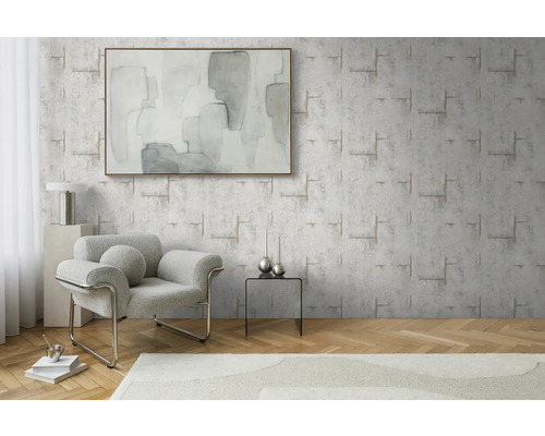 Wohnzimmer mit gemusterter Tapete, Sessel und Kunstwerk