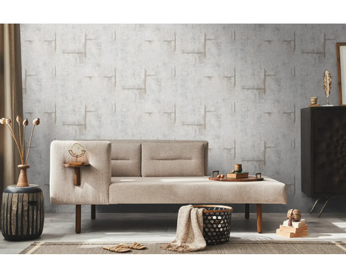 Wohnraum mit modernem Sofa, abstrakter Tapete und dekorativen Elementen für ein stilvolles Ambiente.