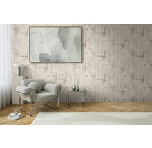 Wohnzimmer mit gemusterter Tapete, Sessel und Kunstwerk