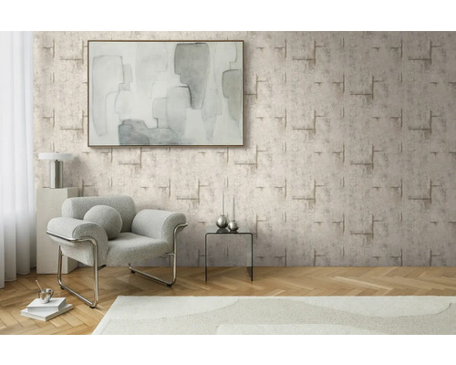 Wohnzimmer mit gemusterter Tapete, Sessel und Kunstwerk