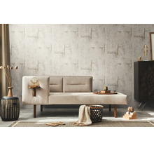 Wohnzimmer mit beigem Sofa und gemusterter Tapete