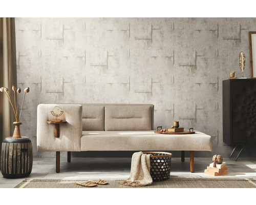 Wohnzimmer mit beigem Sofa und gemusterter Tapete