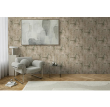 Wohnzimmer mit gemusterter Tapete, Sessel und Kunstwerk