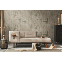 Wohnzimmer mit beigem Schlafsofa, gemusterter Tapete und dekorativen Elementen für eine gemütliche Atmosphäre.