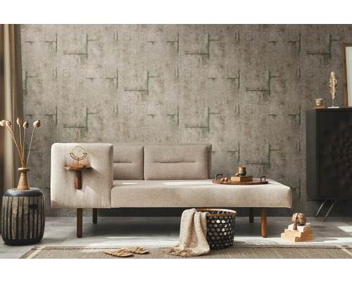 Wohnzimmer mit beigem Schlafsofa, gemusterter Tapete und dekorativen Elementen für eine gemütliche Atmosphäre.