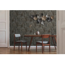 Esszimmer mit Esstisch, Stühlen und strukturierter Tapete