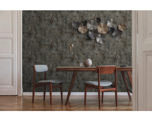 Esszimmer mit Esstisch, Stühlen und strukturierter Tapete