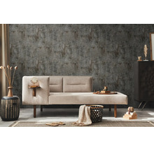 Dekorative Wand mit Mustertapete, kombiniert mit einem stilvollen Sofa und passenden Wohnaccessoires