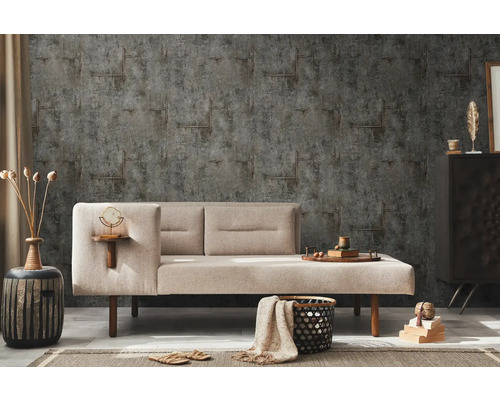 Dekorative Wand mit Mustertapete, kombiniert mit einem stilvollen Sofa und passenden Wohnaccessoires