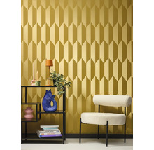 Innenraum mit geometrischer Tapete, Regal und Sessel