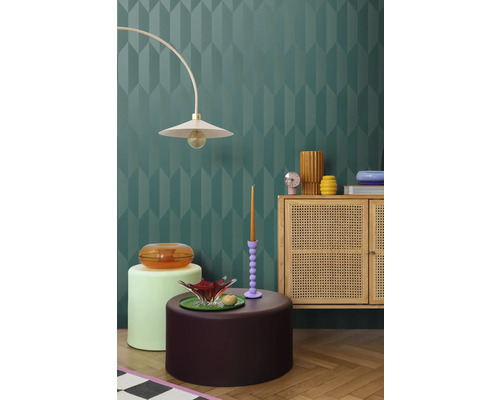 Innenraum mit dekorativer Wand, Lampe, Kommode und Dekorationselementen für ein stilvolles Ambiente.