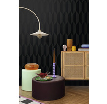 Einrichtungsgegenstände in einem Raum mit Tapete mit geometrischem Muster, Stehlampe und Holzschrank