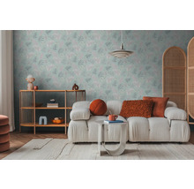 Wohnzimmer mit floral gemusterter Tapete, Sofa und Beistelltisch