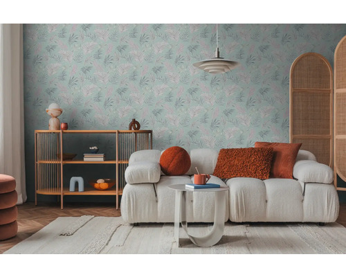 Wohnzimmer mit floral gemusterter Tapete, Sofa und Beistelltisch