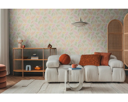 Wohnzimmer mit Sofa, Regal und Blättertapete