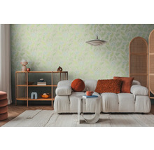 Wohnzimmer mit Sofa, Beistelltisch, Regal und gemusterter Tapete