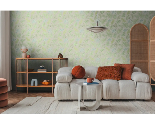 Wohnzimmer mit Sofa, Beistelltisch, Regal und gemusterter Tapete