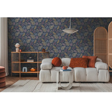 Wohnzimmer mit gemusterter Tapete, Sofa, Regal und Teppich