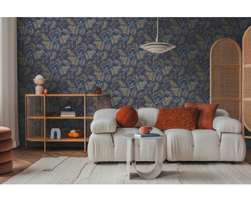 Wohnzimmer mit gemusterter Tapete, Sofa, Regal und Teppich