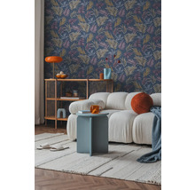 Wohnzimmer mit gemusterter Tapete, Sofa und Beistelltisch