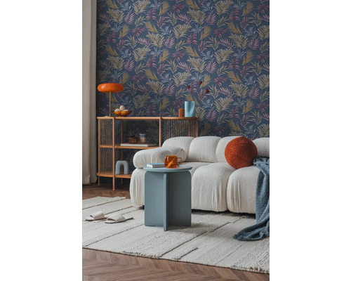 Wohnzimmer mit gemusterter Tapete, Sofa und Beistelltisch