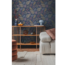 Wohnzimmer mit gemusterter Tapete, Regal und Sofa