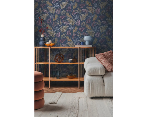 Wohnzimmer mit gemusterter Tapete, Regal und Sofa