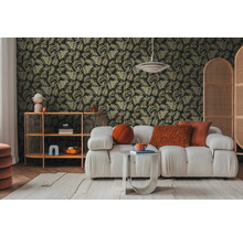 Wohnzimmer mit Couch, Beistelltisch, Regal und gemusterter Tapete mit Pflanzenmotiven