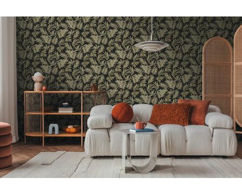 Wohnzimmer mit Couch, Beistelltisch, Regal und gemusterter Tapete mit Pflanzenmotiven