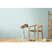 Heller Raum mit Holzstuhl, Leiter, Teppich und Dekoration