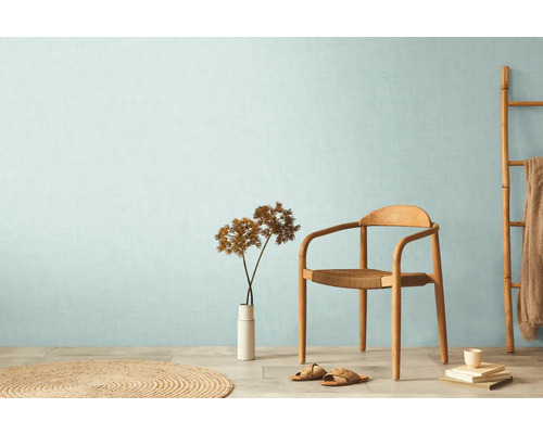 Heller Raum mit Holzstuhl, Leiter, Teppich und Dekoration