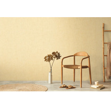 Dekorative Inneneinrichtung mit Stuhl, Vase und Teppich vor einer Wand