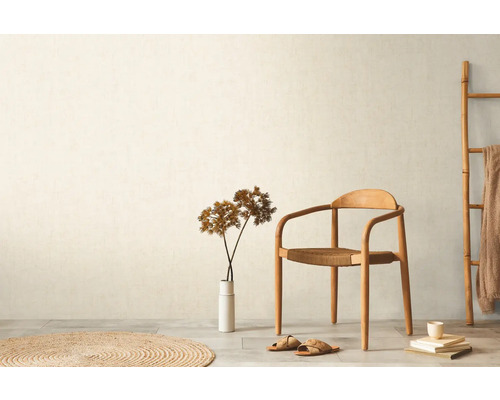 Heller Raum mit Holzstuhl, Leiter und rundem Teppich