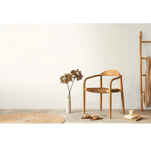 Helle Inneneinrichtung mit Holzstuhl, Dekoration und Textilien