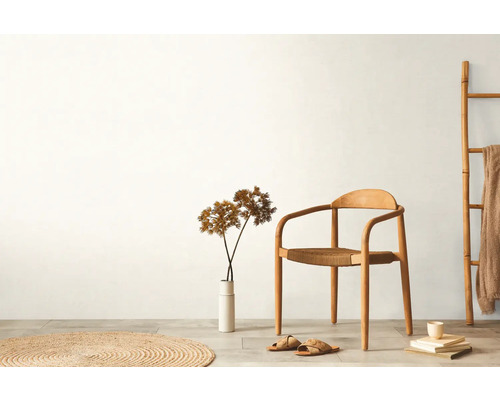 Helle Inneneinrichtung mit Holzstuhl, Dekoration und Textilien