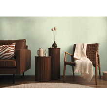 Wohnzimmer mit Sofa, Sessel, Beistelltischen und dekorativen Elementen für eine gemütliche Atmosphäre