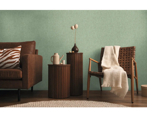 Wohnzimmer mit Sofa, Sessel und dekorativer Tapete