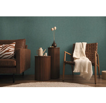 Wohnzimmer mit Sofa, Sessel, Beistelltischen und dekorativen Elementen für eine gemütliche Atmosphäre.