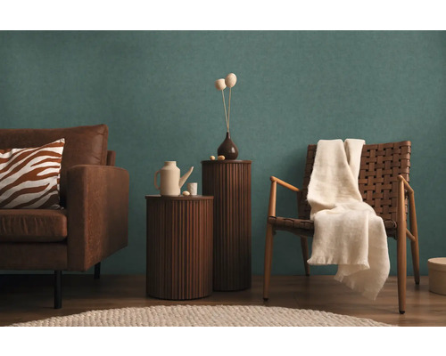 Wohnzimmer mit Sofa, Sessel, Beistelltischen und dekorativen Elementen für eine gemütliche Atmosphäre.