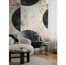 Wohnzimmer mit Sofa, Couchtisch und Tapete mit abstraktem Kreismuster.